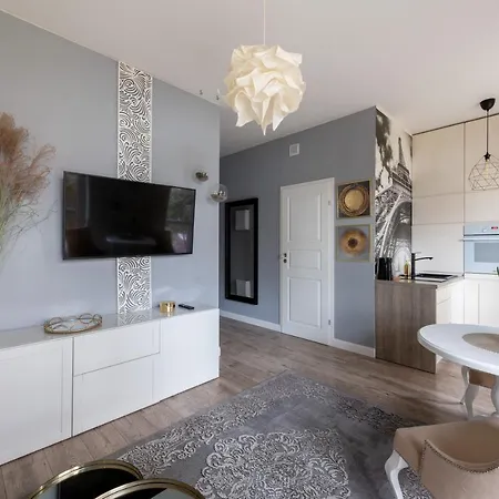 Kierbedzia 6 - Bezplatny Podziemny Parking - Free Parking - Piekny Ogrodek Z Tarasem - 2km Lazienki Krolewskie - Wifi - Smart Tv 50 Cali - Good Apartmán Varšava