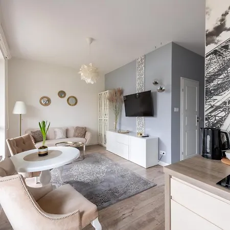 Kierbedzia 6 - Bezplatny Podziemny Parking - Free Parking - Piekny Ogrodek Z Tarasem - 2km Lazienki Krolewskie - Wifi - Smart Tv 50 Cali - Good Apartmán