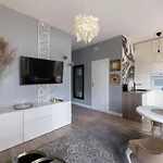Kierbedzia 6 - Bezplatny Podziemny Parking - Free Parking - Piekny Ogrodek Z Tarasem - 2km Lazienki Krolewskie - Wifi - Smart Tv 50 Cali - Good Appartamento Varsavia