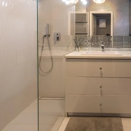 Apartamento Kierbedzia 6 - Bezplatny Podziemny Parking - Free Parking - Piekny Ogrodek Z Tarasem - 2km Lazienki Krolewskie - Wifi - Smart Tv 50 Cali - Good Varsóvia
