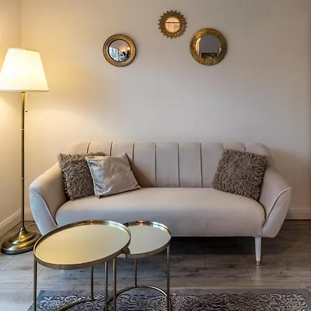 Kierbedzia 6 - Bezplatny Podziemny Parking - Free Parking - Piekny Ogrodek Z Tarasem - 2km Lazienki Krolewskie - Wifi - Smart Tv 50 Cali - Good Appartamento Varsavia