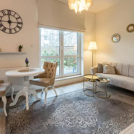 Kierbedzia 6 - Bezplatny Podziemny Parking - Free Parking - Piekny Ogrodek Z Tarasem - 2km Lazienki Krolewskie - Wifi - Smart Tv 50 Cali - Good * Варшава