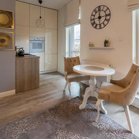 Apartament Kierbedzia 6 - Bezplatny Podziemny Parking - Free Parking - Piekny Ogrodek Z Tarasem - 2km Lazienki Krolewskie - Wifi - Smart Tv 50 Cali - Good *