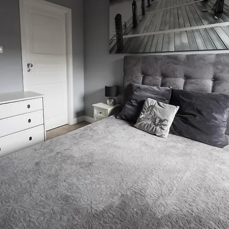 Kierbedzia 6 - Bezplatny Podziemny Parking - Free Parking - Piekny Ogrodek Z Tarasem - 2km Lazienki Krolewskie - Wifi - Smart Tv 50 Cali - Good Apartament