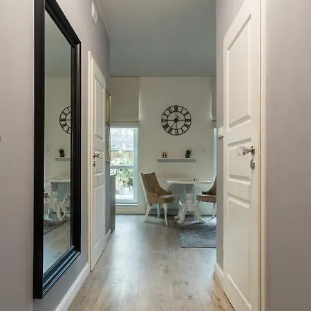 Kierbedzia 6 - Bezplatny Podziemny Parking - Free Parking - Piekny Ogrodek Z Tarasem - 2km Lazienki Krolewskie - Wifi - Smart Tv 50 Cali - Good * Варшава