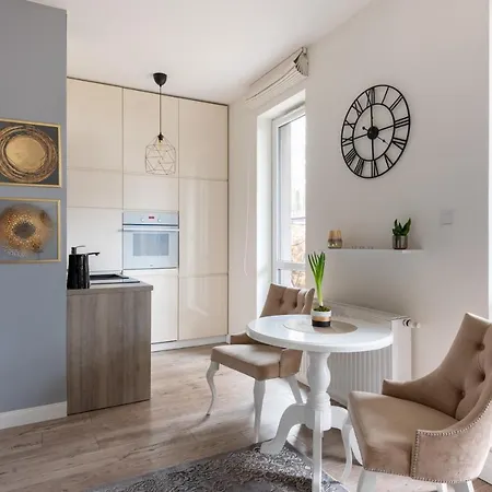 Apartament Kierbedzia 6 - Bezplatny Podziemny Parking - Free Parking - Piekny Ogrodek Z Tarasem - 2km Lazienki Krolewskie - Wifi - Smart Tv 50 Cali - Good *