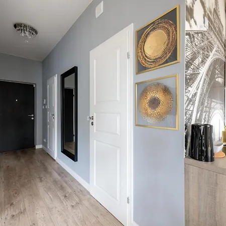 Kierbedzia 6 - Bezplatny Podziemny Parking - Free Parking - Piekny Ogrodek Z Tarasem - 2km Lazienki Krolewskie - Wifi - Smart Tv 50 Cali - Good Apartament *