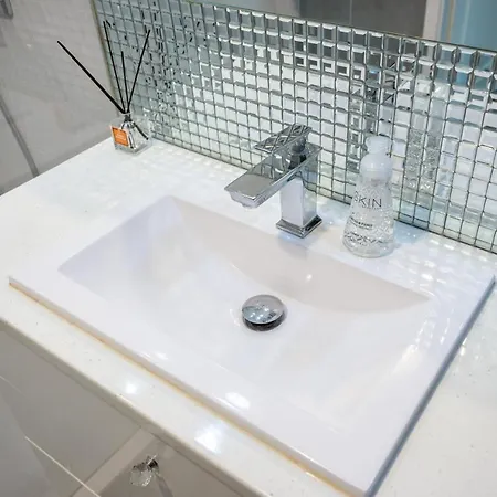 Kierbedzia 6 - Bezplatny Podziemny Parking - Free Parking - Piekny Ogrodek Z Tarasem - 2km Lazienki Krolewskie - Wifi - Smart Tv 50 Cali - Good *