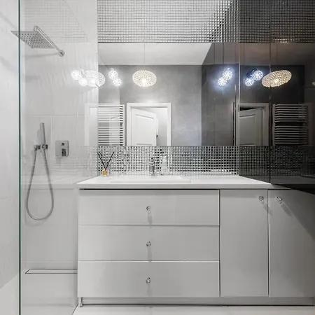 Kierbedzia 6 - Bezplatny Podziemny Parking - Free Parking - Piekny Ogrodek Z Tarasem - 2km Lazienki Krolewskie - Wifi - Smart Tv 50 Cali - Good *